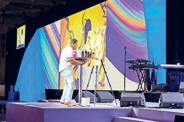 Photo_1_Jamaal_Rolle_Painting_on_Stage_at_Rotary_Hamburg_Convention_